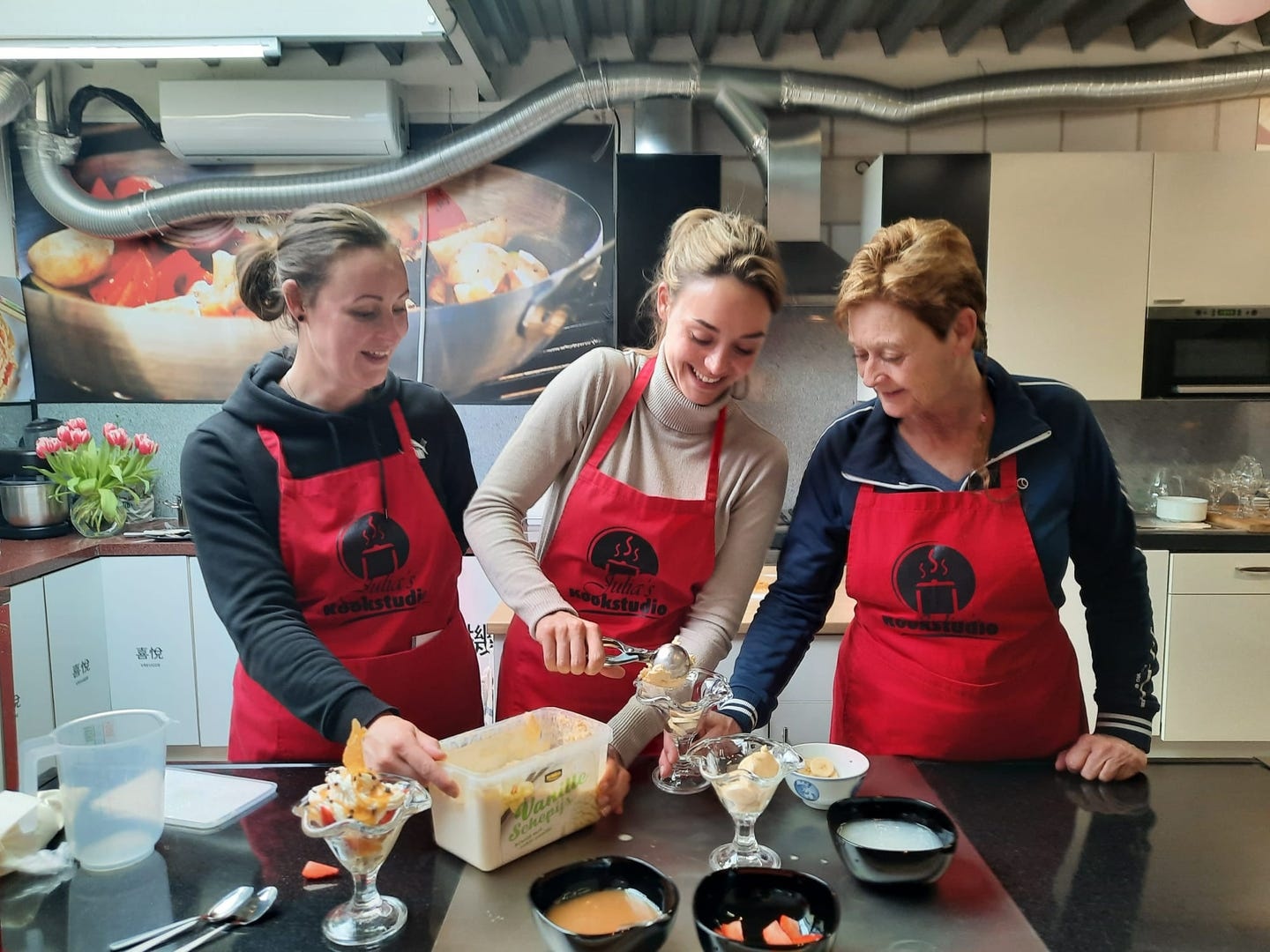 Gasten die het dessert opmaken in de kookstudio