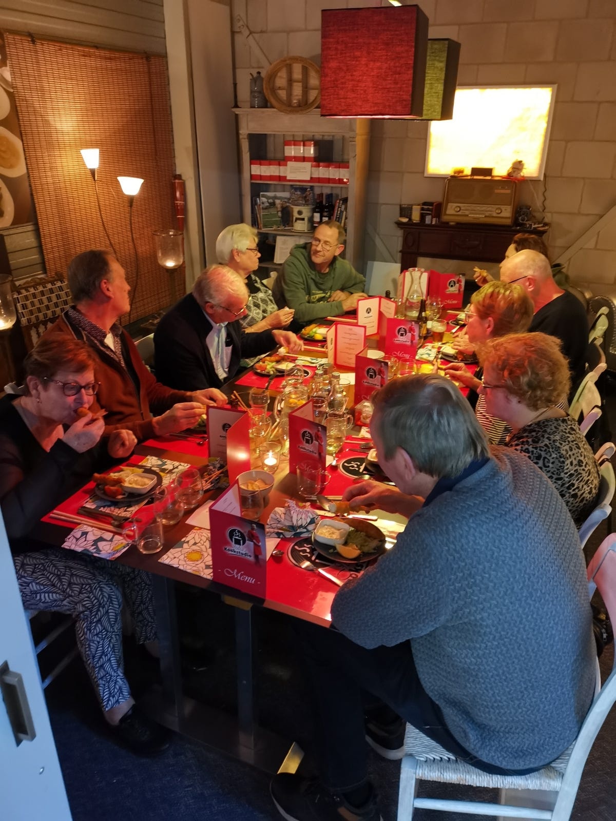 Gasten aan tafel in het huiskamer-restaurant