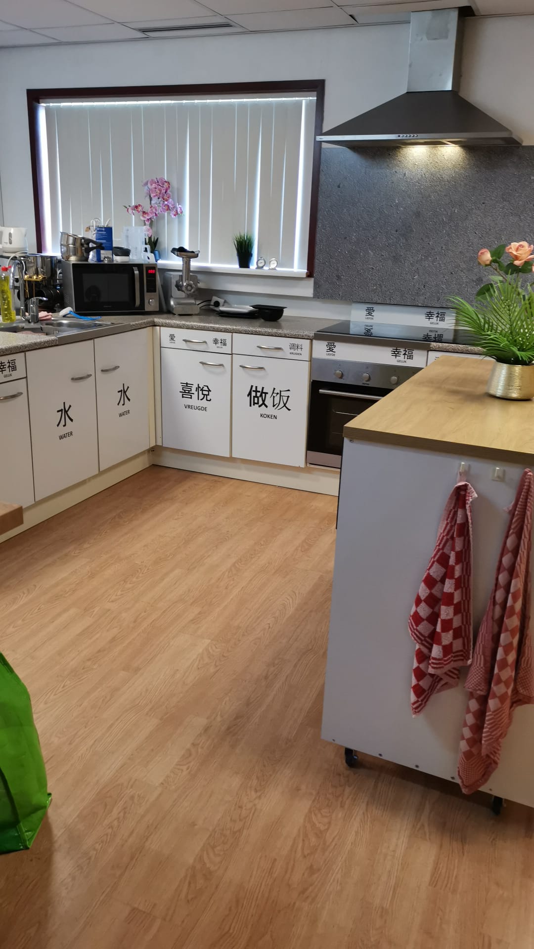 Kookstudio met Chinese karakters op de kastjes
