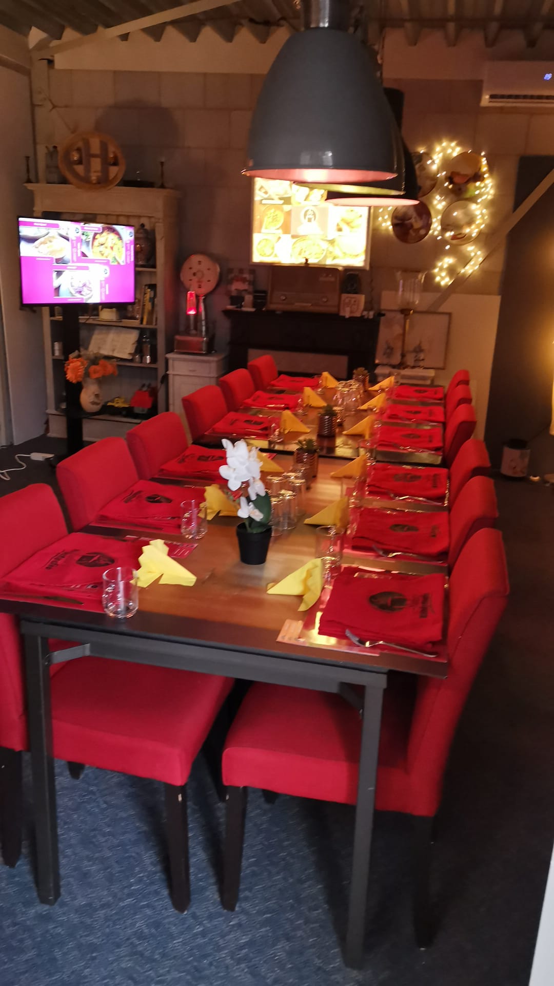 Groot huiskamer-restaurant, tafel gedekt voor 10 gasten