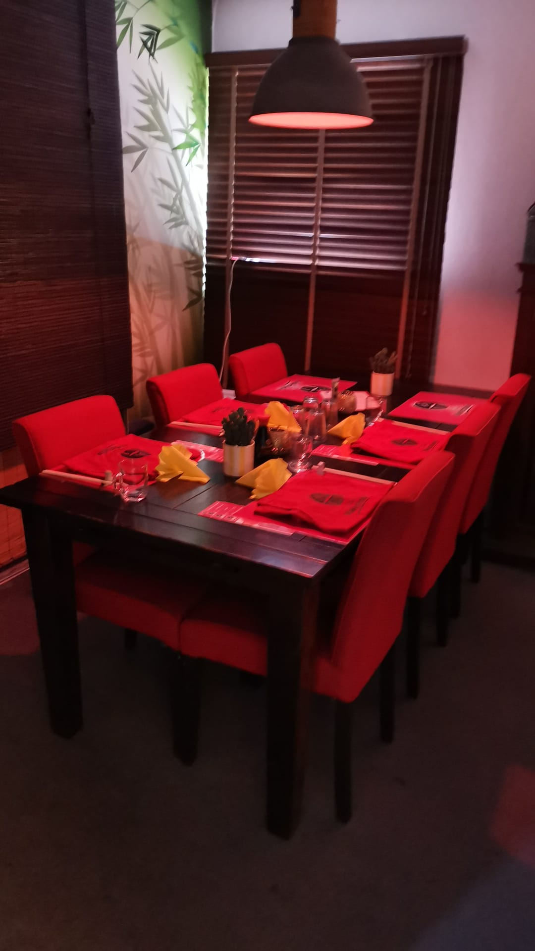 Kleiner deel huiskamer-restaurant met bamboe-muur