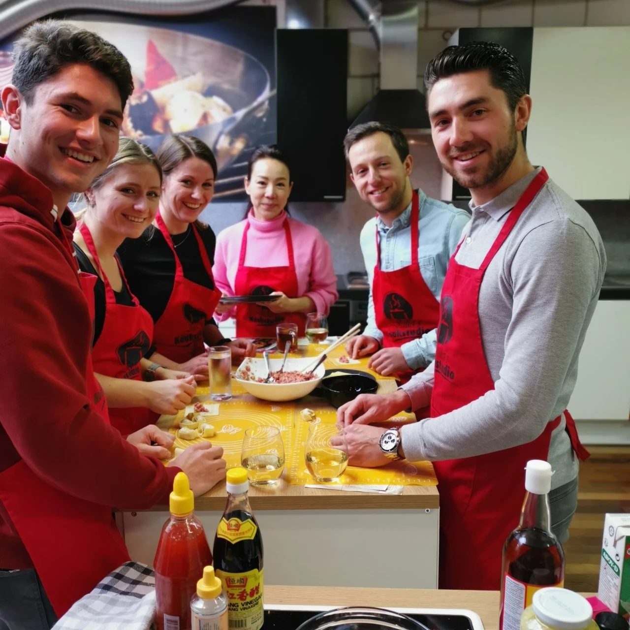 Groep vrienden samen aan het koken