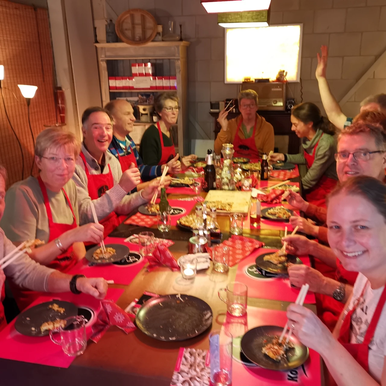 Grote groep aan tafel bij Julia's Kookstudio